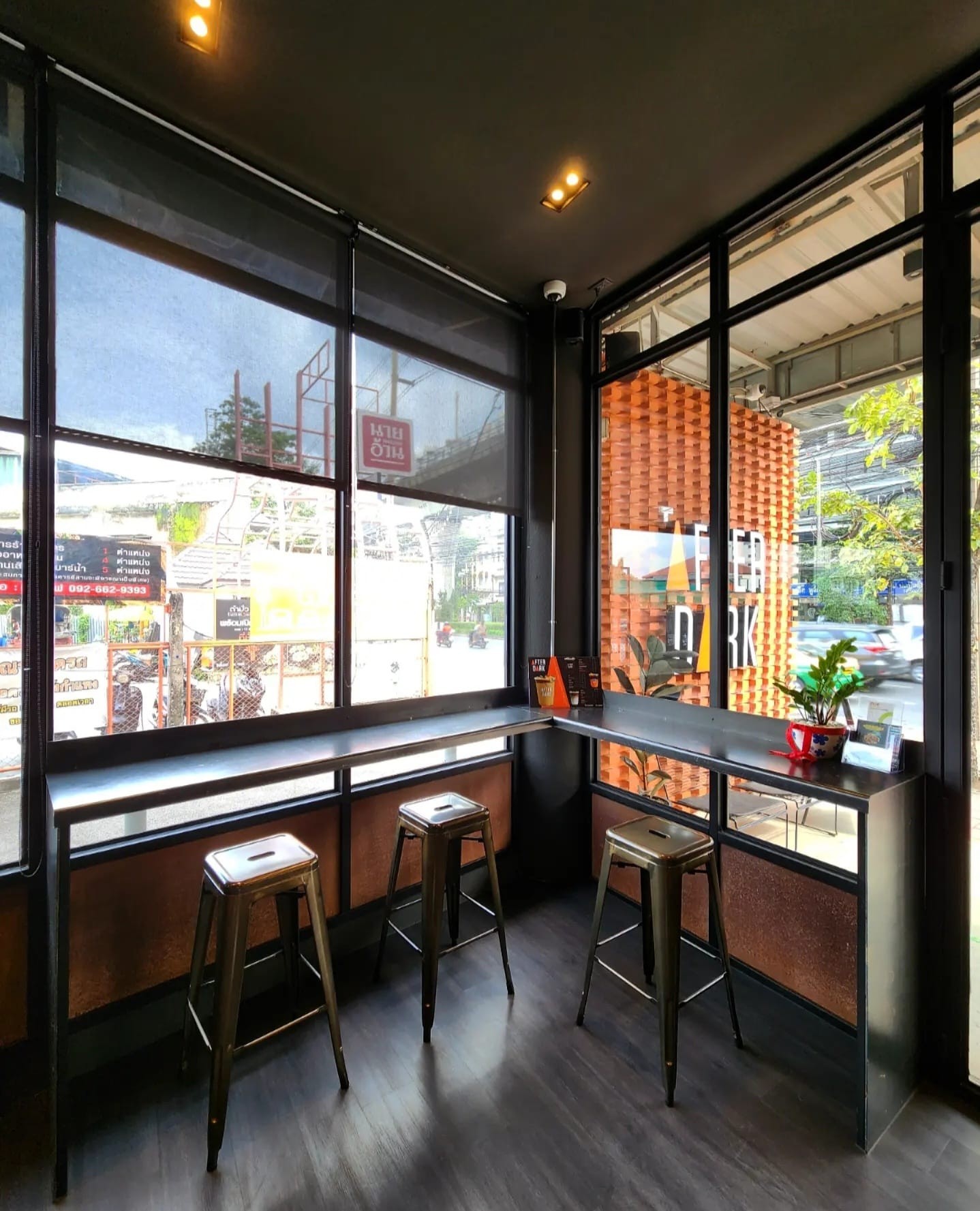 บาร์กระจกของ After Dark Cafe กับอิฐโชว์ 4×8
