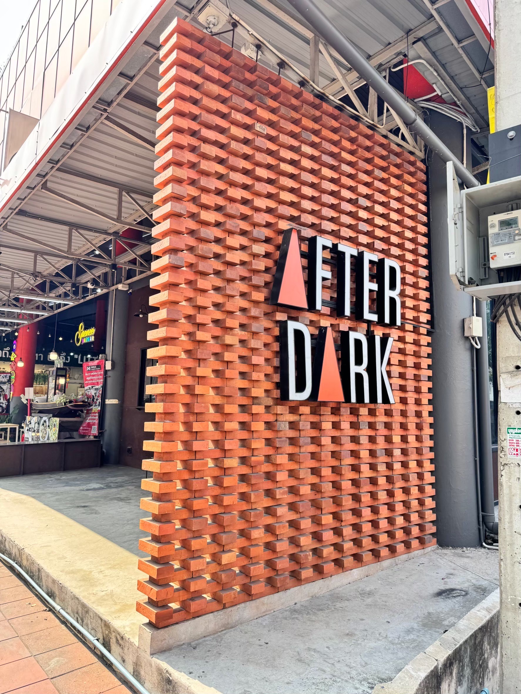 หน้าร้านของ After Dark Cafe กับอิฐโชว์ 4×8