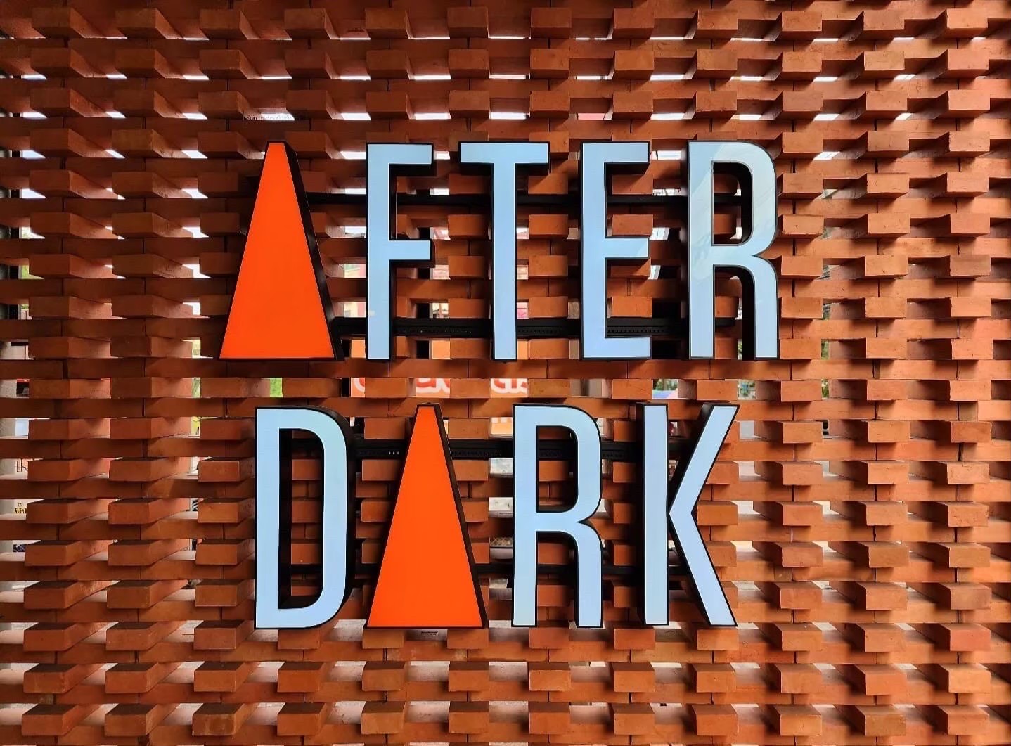 ป้ายร้านของ After Dark Cafe กับอิฐโชว์ 4×8