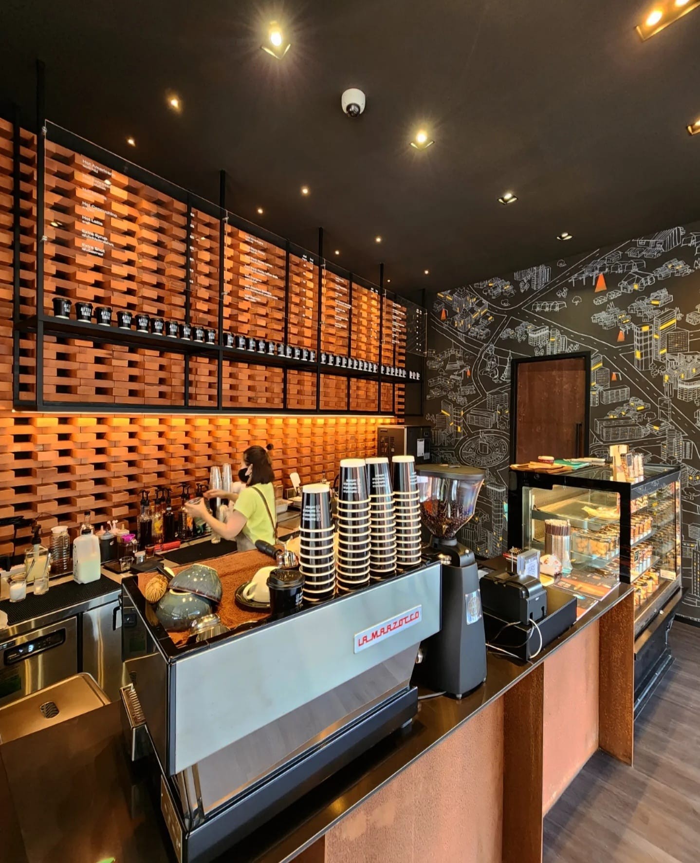 บาร์กาแฟของ After Dark Cafe กับอิฐโชว์ 4×8