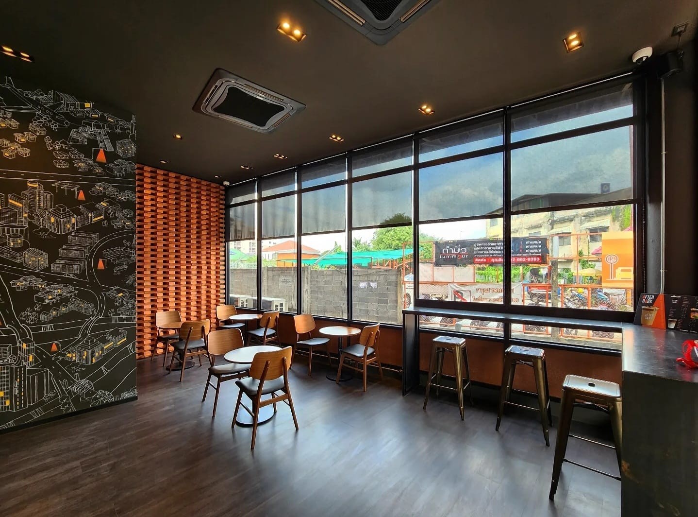 มุมนั่งของ After Dark Cafe กับอิฐโชว์ 4×8