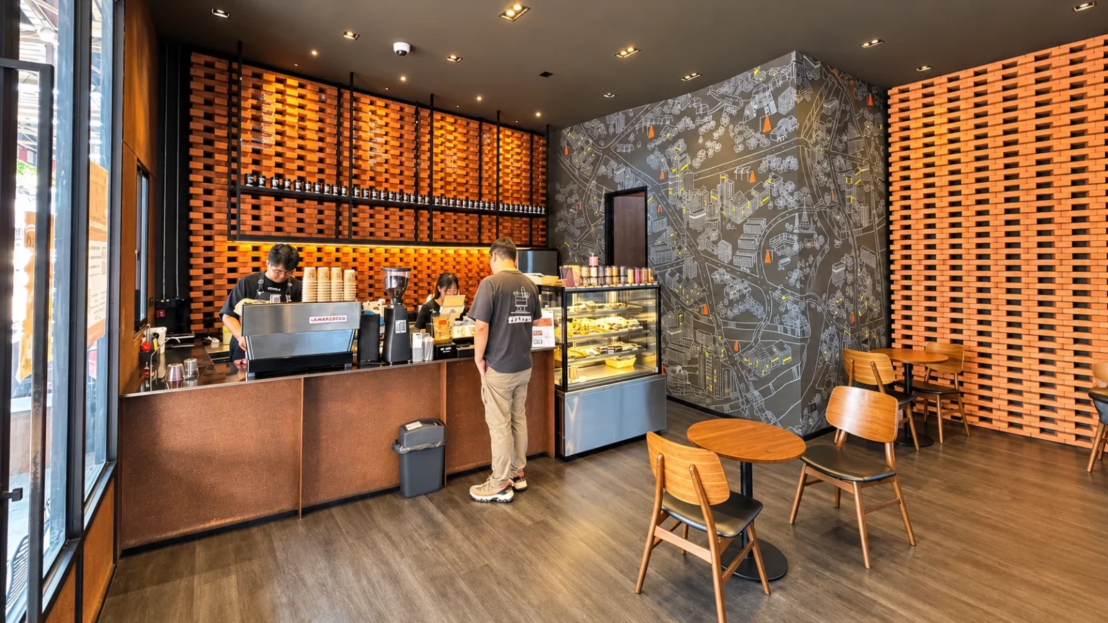 มุมกว้างภายในร้านของ After Dark Cafe กับอิฐโชว์ 4×8