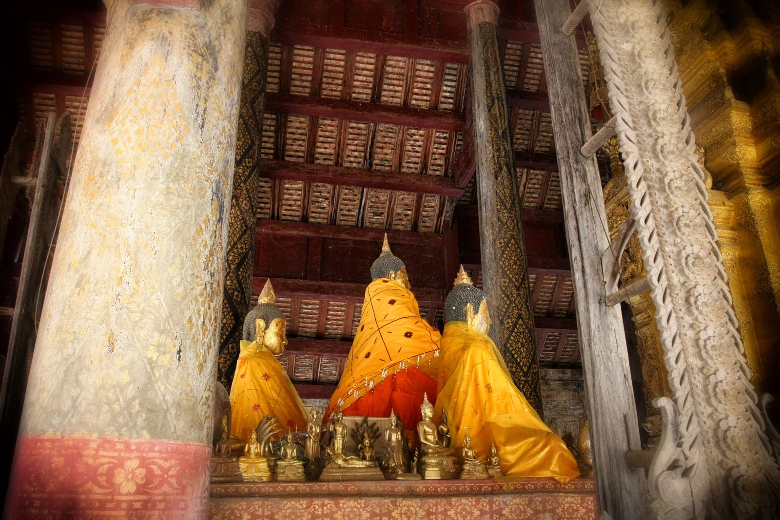 เสาประดับลาย โครงหลังคาและพระพุทธรูปภายในวัดพระธาตุลำปางหลวง