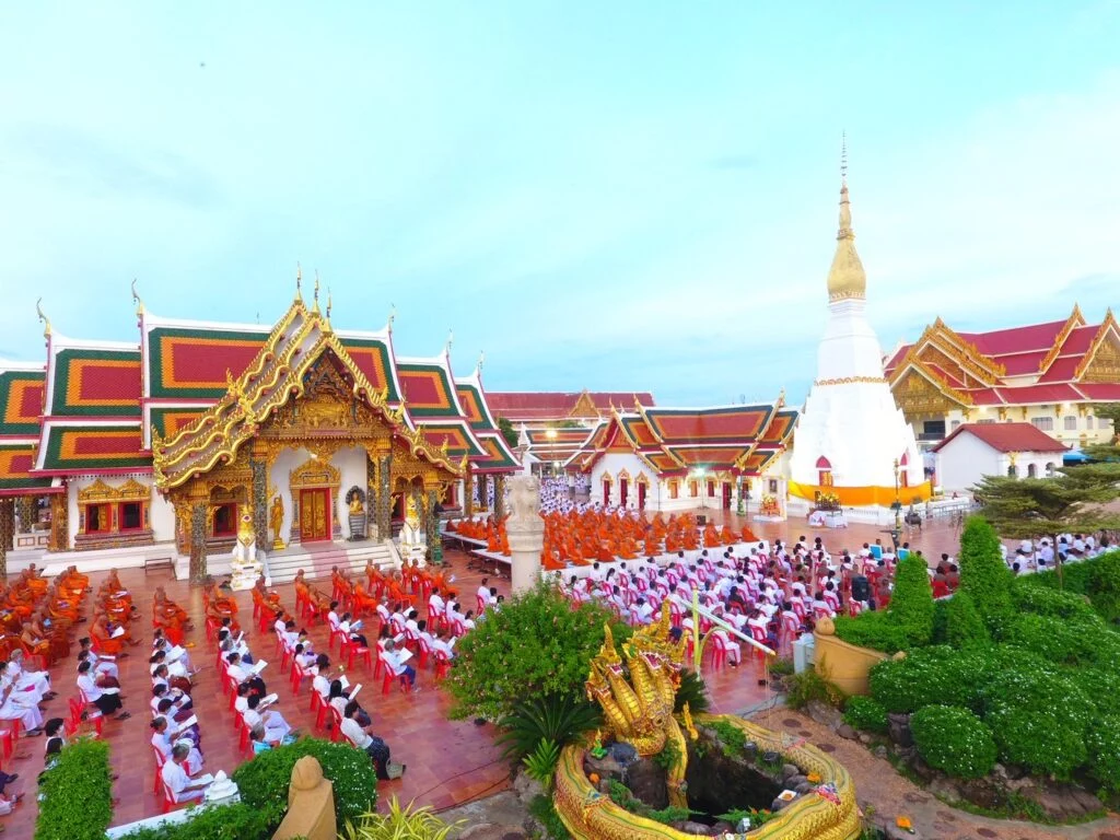 องค์พระธาตุเชิงชุม หมู่อาคาร สวน และผู้ร่วมพิธีจริง
