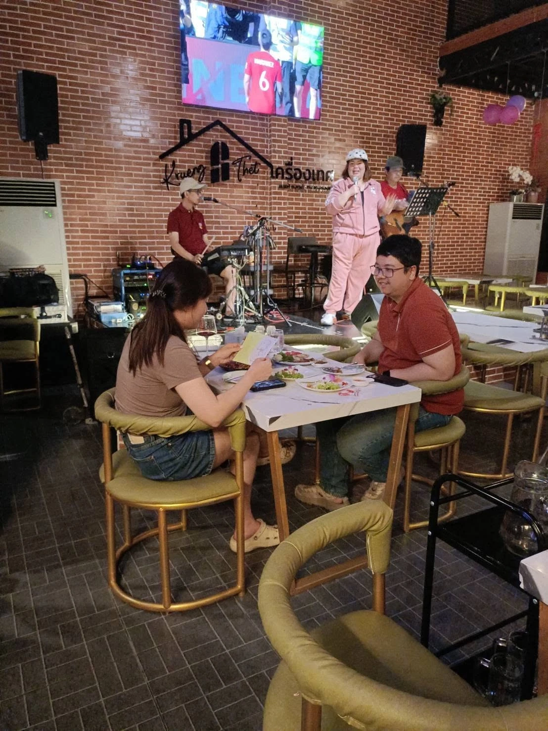 มื้อเย็นกับดนตรีสด — ภาพที่เพจร้านเผยแพร่