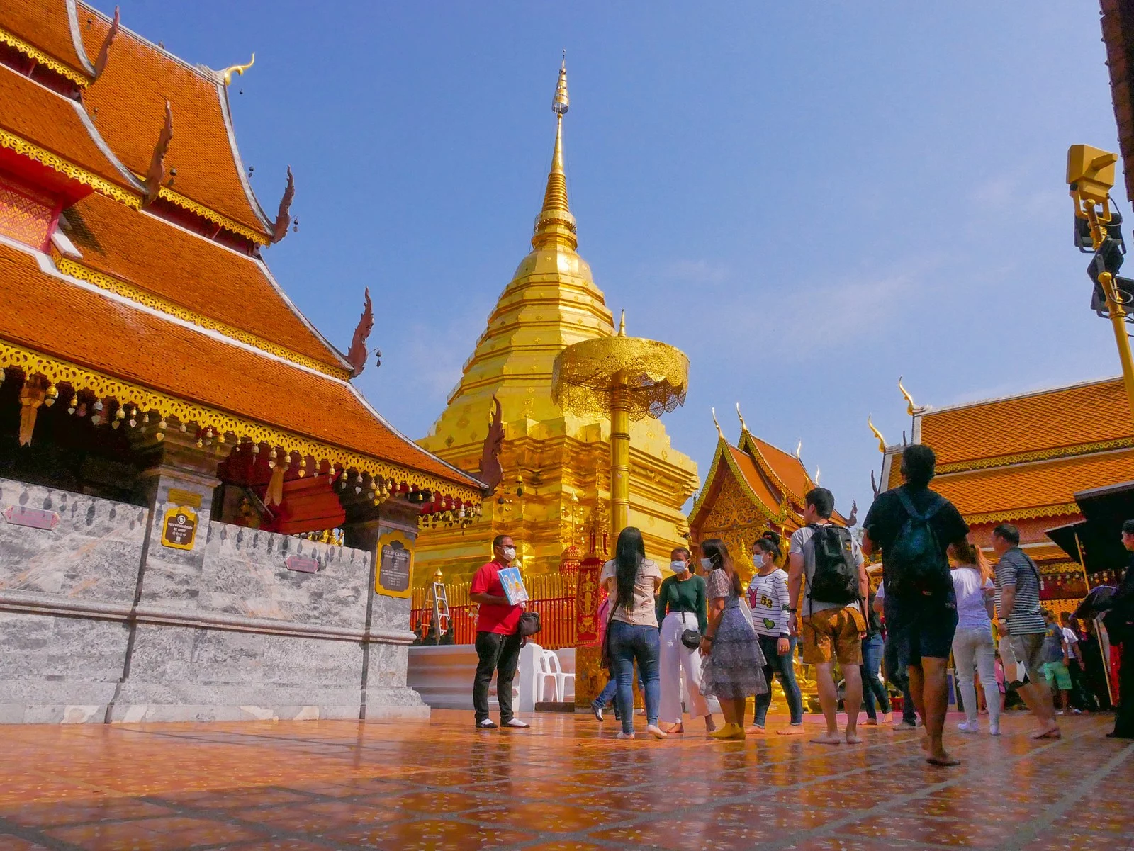 องค์พระธาตุสีทองและลานวัดพระธาตุดอยสุเทพ เชียงใหม่