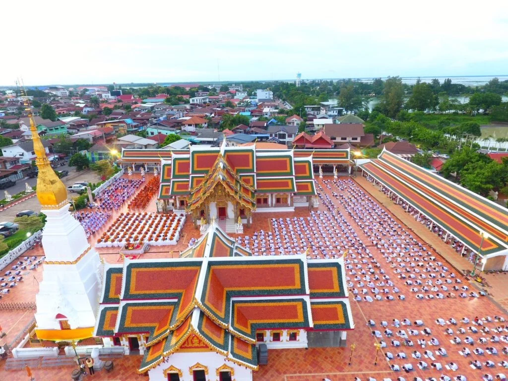 กระเบื้องสุโขทัยสีเขียว เหลือง แดงบนหลังคาวัดพระธาตุเชิงชุมจากมุมสูง