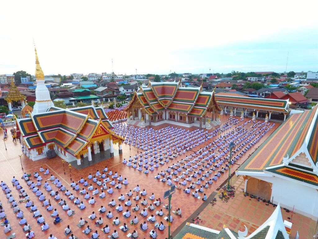 ภาพกว้างหมู่อาคารหลังคาสุโขทัยกับลานพิธีพระธาตุเชิงชุม