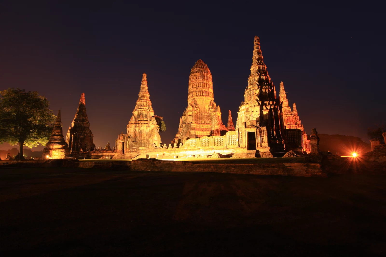 วัดไชยวัฒนาราม อยุธยา ภาพถ่ายจริงยามค่ำโดย KOSIN SUKHUM