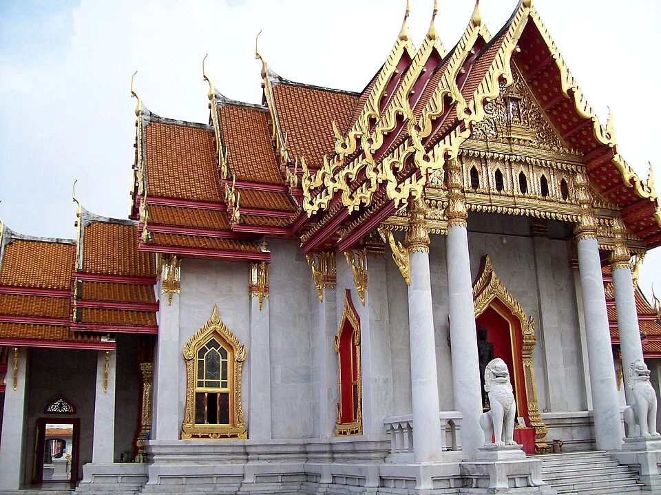 พระอุโบสถหินอ่อนและหลังคาวัดเบญจมบพิตร