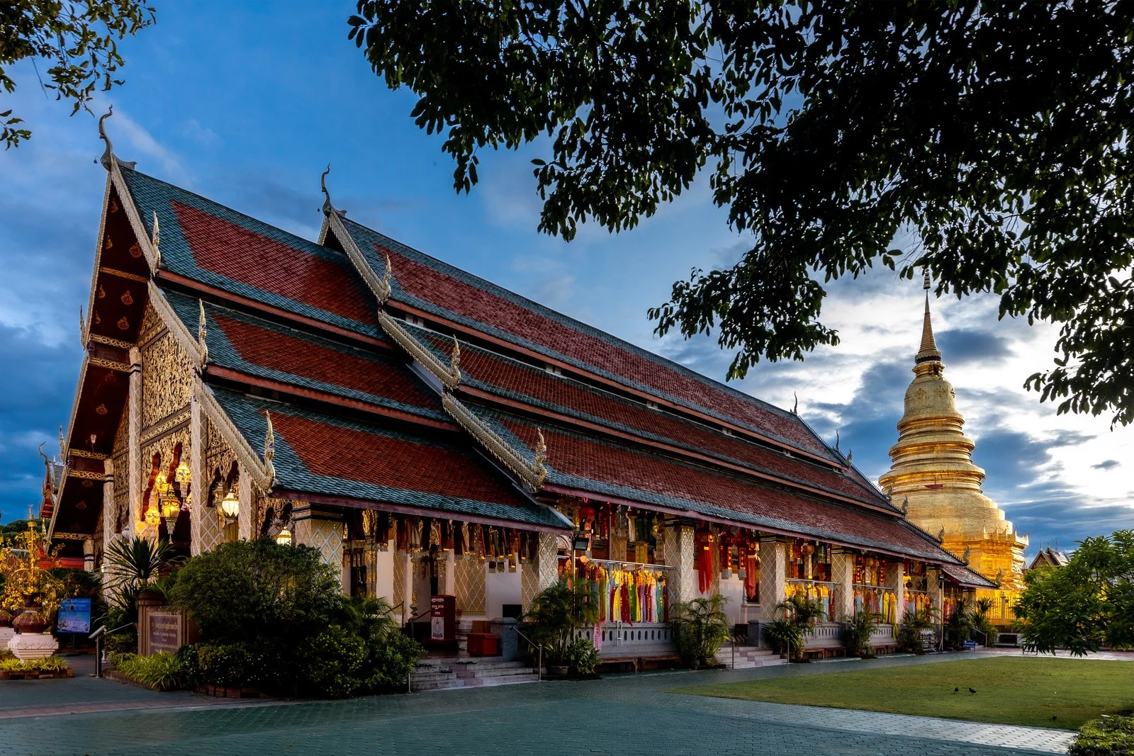 วิหารและพระธาตุหริภุญชัยในจังหวัดลำพูน