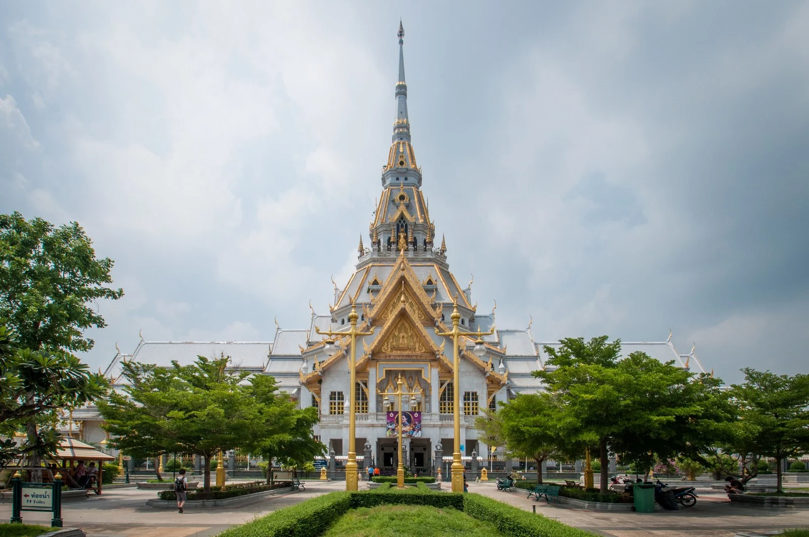 ภายนอกอาคารวัดโสธรวรารามวรวิหาร ฉะเชิงเทรา