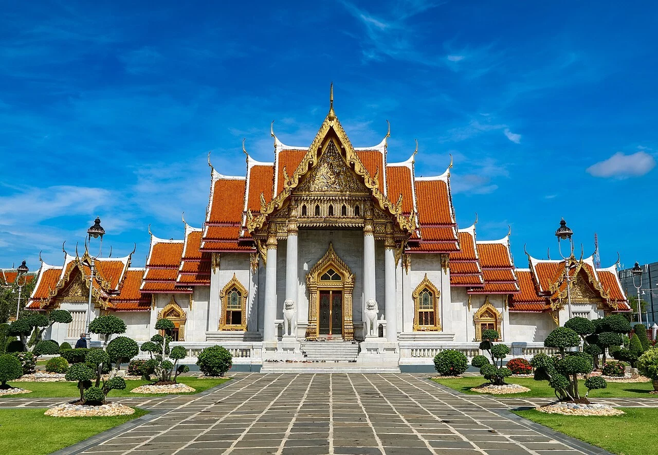 พระอุโบสถวัดเบญจมบพิตรและลานด้านหน้า