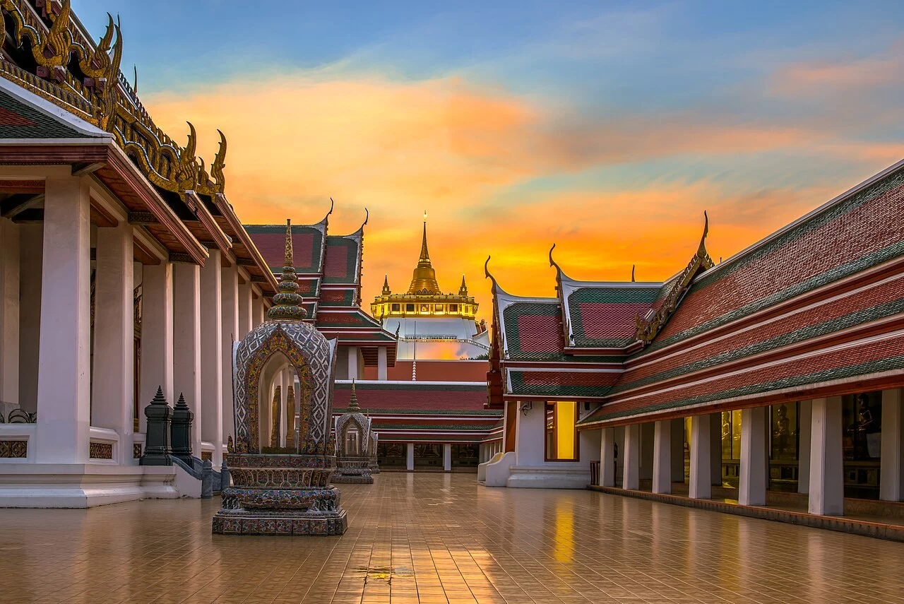 ลานพระอุโบสถและพระระเบียงวัดสระเกศ มีภูเขาทองอยู่ด้านหลัง