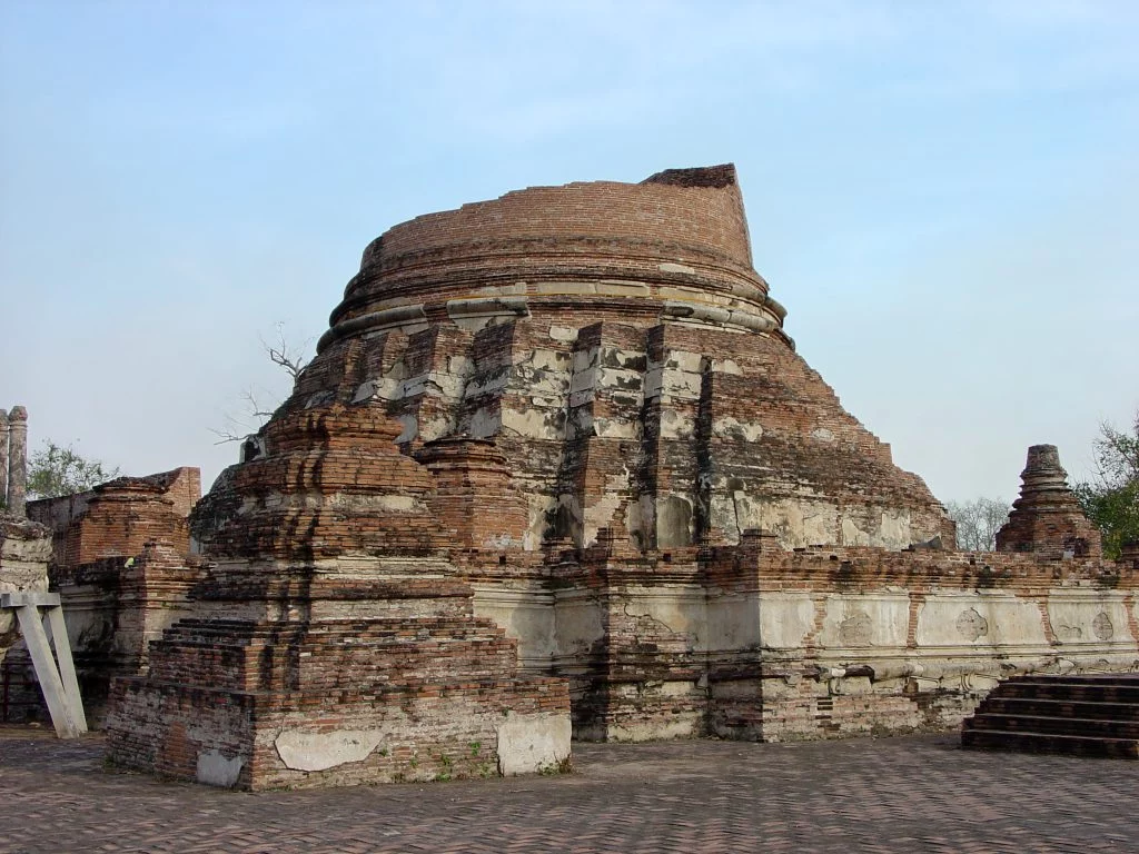 เจดีย์ประธานวัดกุฎีดาวที่เหลือส่วนฐานและเนื้ออิฐ