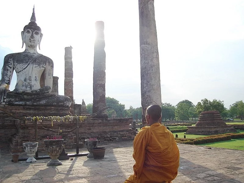 พระพุทธรูปและแนวเสาภายในวัดมหาธาตุ สุโขทัย