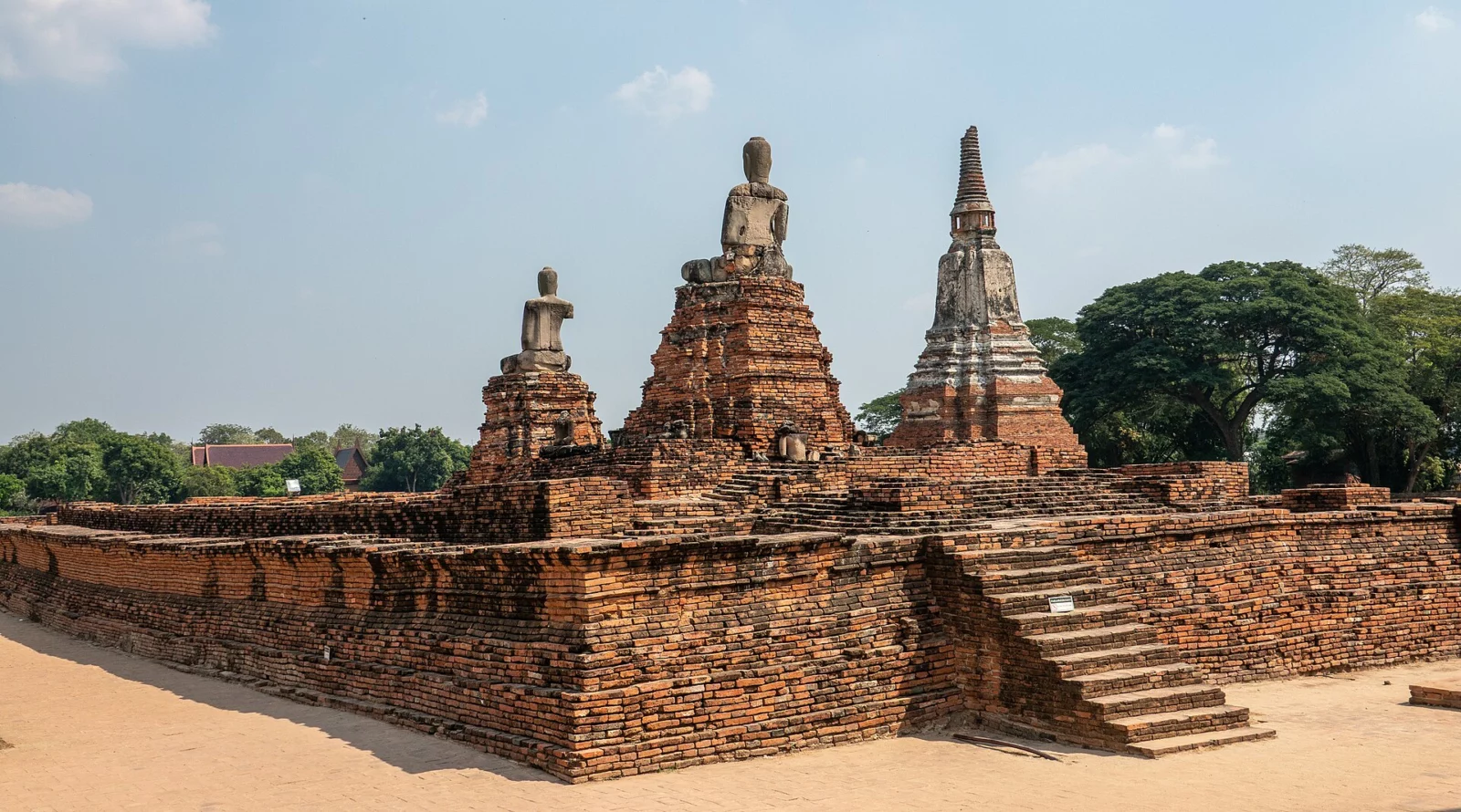 ฐานและแนวผนังก่ออิฐบริเวณพระพุทธรูปวัดไชยวัฒนาราม