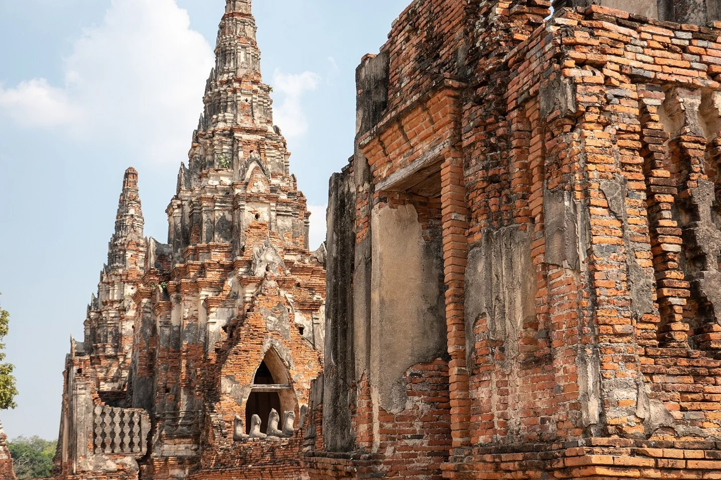อิฐและเศษผิวฉาบบนอาคารวัดไชยวัฒนาราม