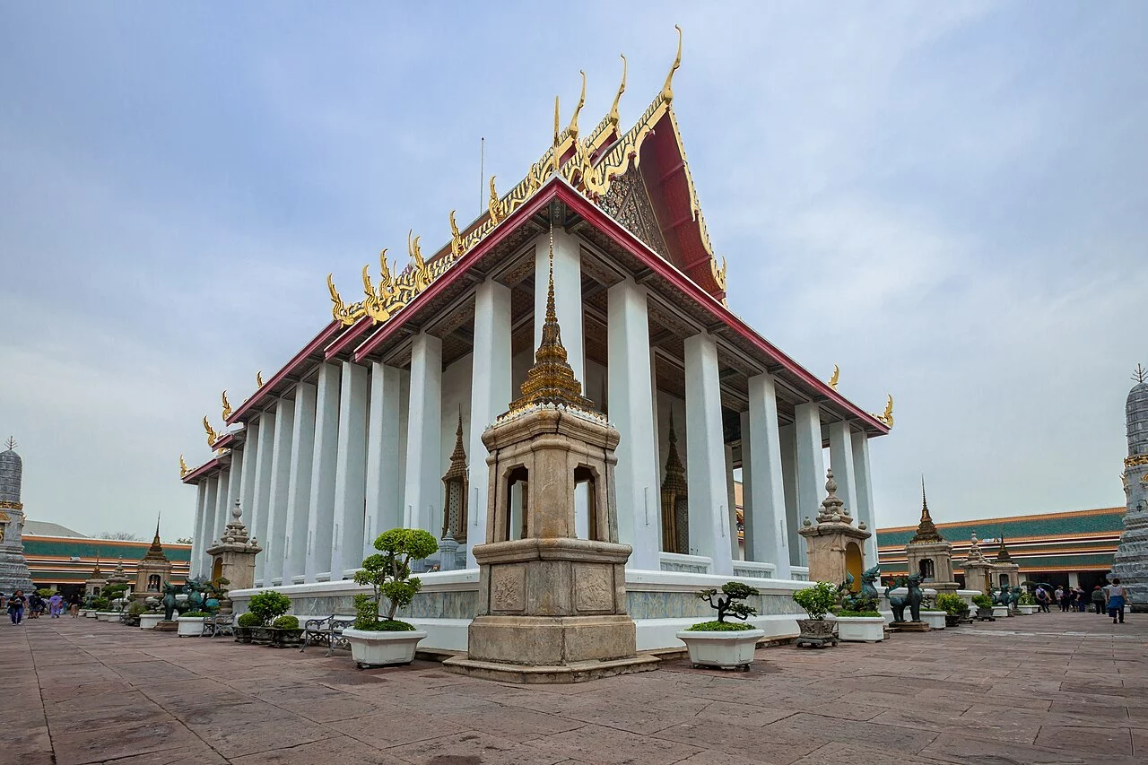 พระอุโบสถวัดโพธิ์ กรุงเทพมหานคร หลังคาซ้อนเหนือแนวเสาระเบียง