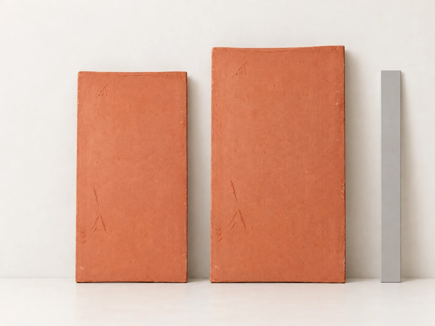 เทียบหน้าแผ่นหม่อมเล็ก 12×20×1 ซม. กับกลาง 13×23×1.3 ซม. สีธรรมชาติ