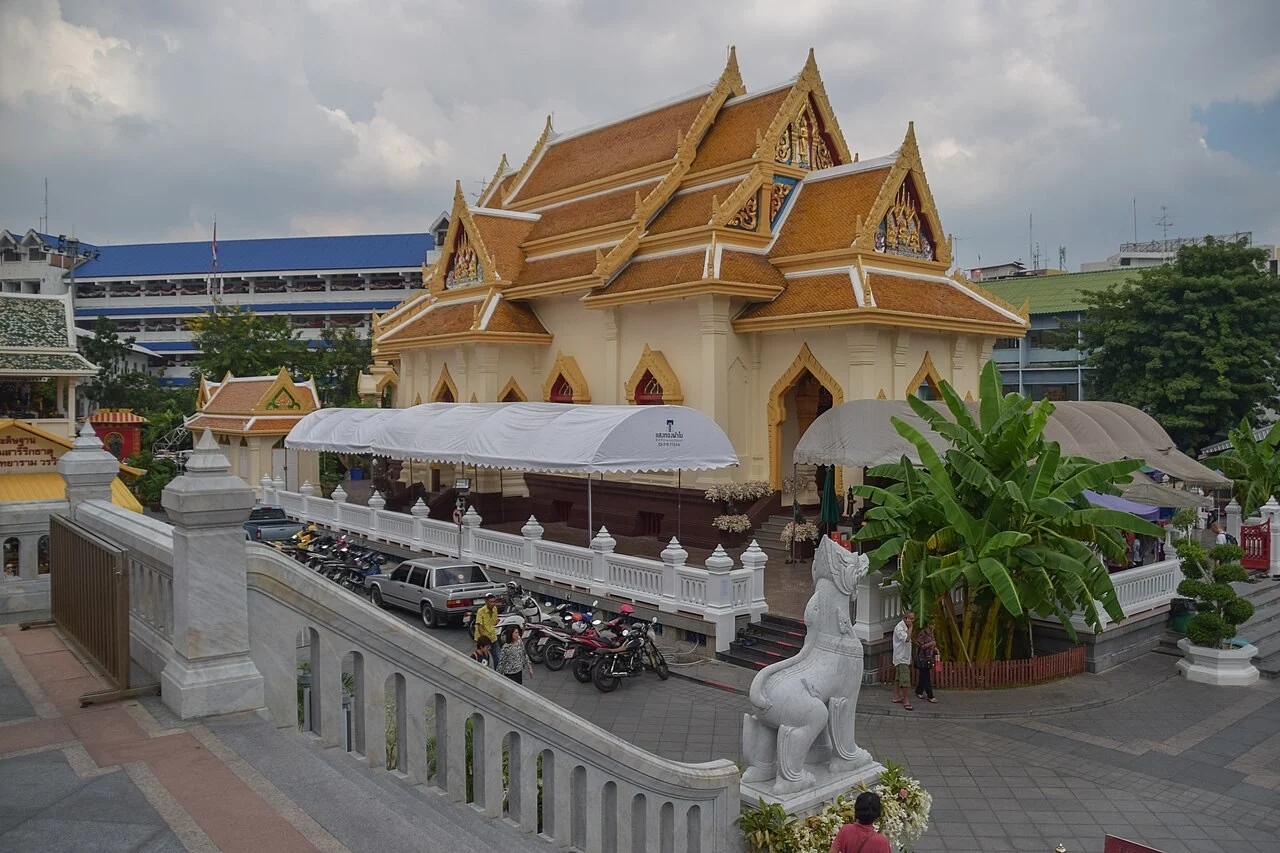 อาคารหลังคาทรงไทยภายในวัดไตรมิตรวิทยาราม มองจากระดับสูง