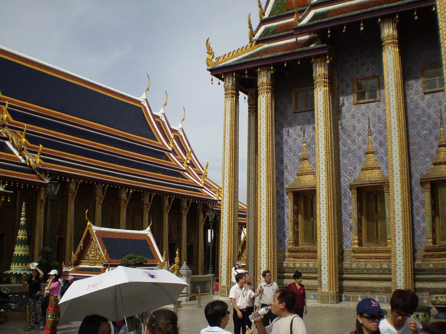 10 วัดไทยที่หลังคาสวยสะดุดตา ดูรูปทรง สี และรายละเอียดงานช่าง