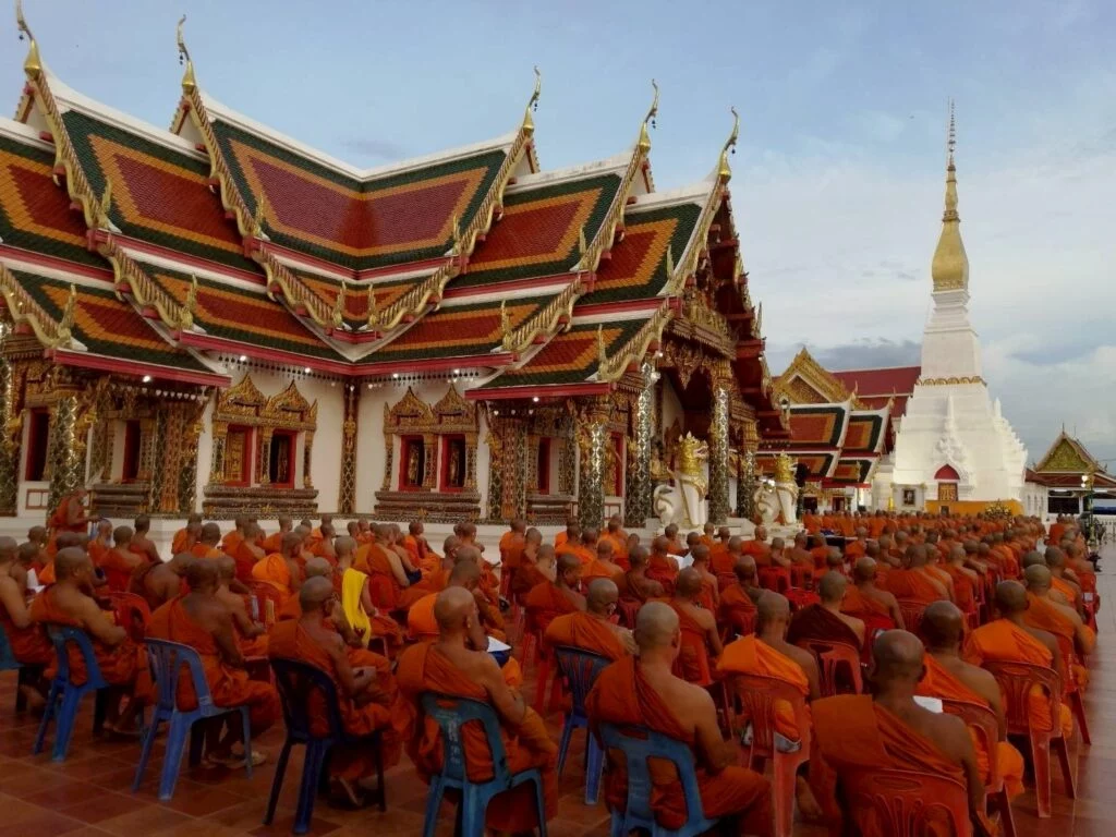 หลังคากระเบื้องสุโขทัยซ้อนชั้นและพระสงฆ์ร่วมพิธีที่พระธาตุเชิงชุม
