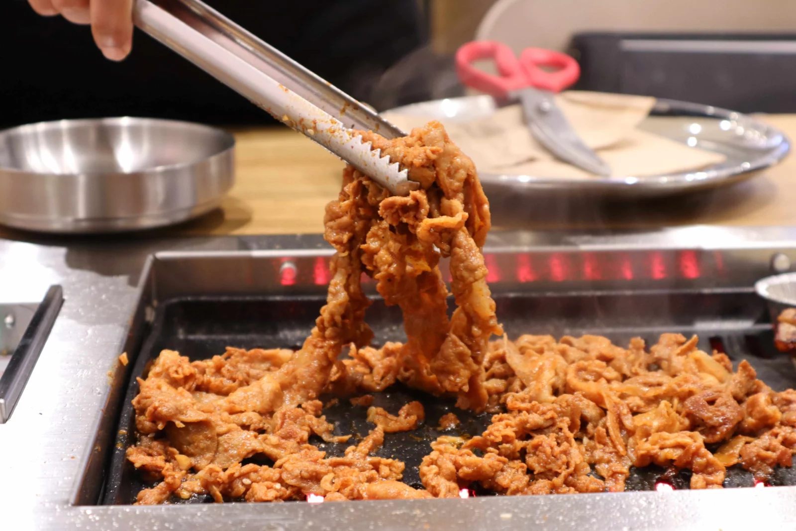 ภาพหมูย่างบนเตาในมื้อปิ้งย่างเกาหลีของ Happy Pig