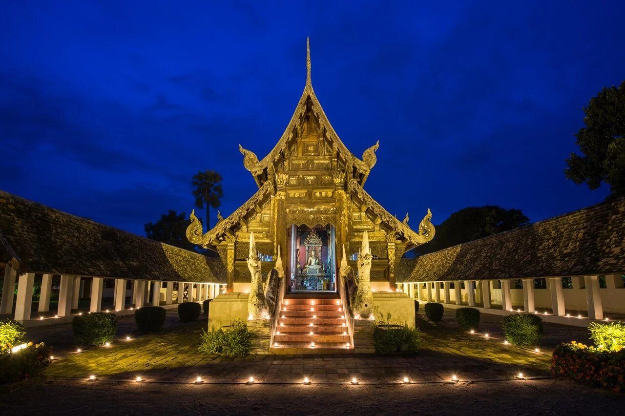 วิหารวัดต้นเกว๋น เชียงใหม่ มุมหน้าตรงยามค่ำ เห็นหน้าบันและชายคา