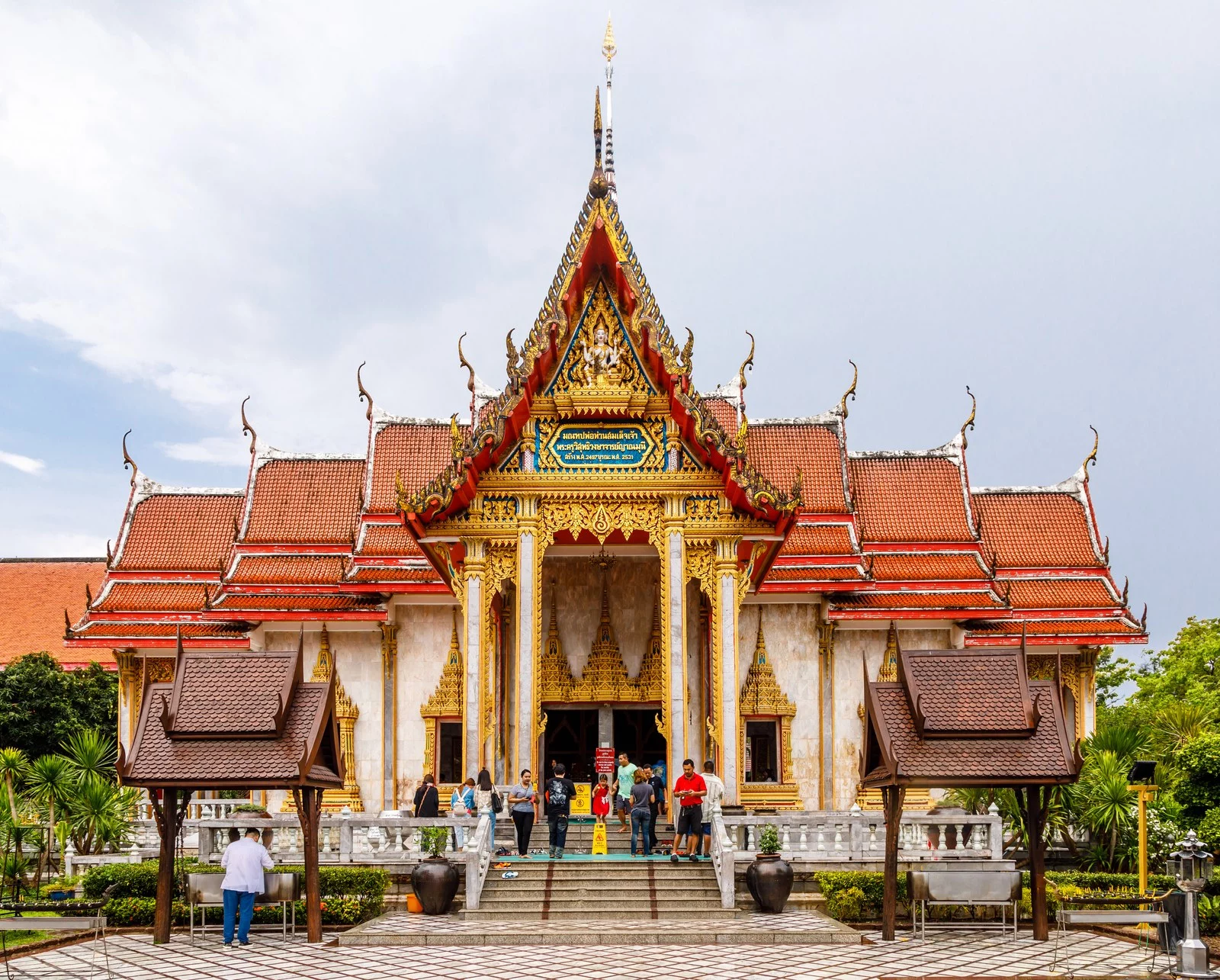ด้านหน้าอาคารวัดฉลอง จังหวัดภูเก็ต