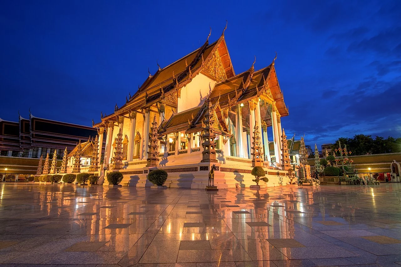 พระวิหารหลวงวัดสุทัศนเทพวรารามและลานในยามค่ำ