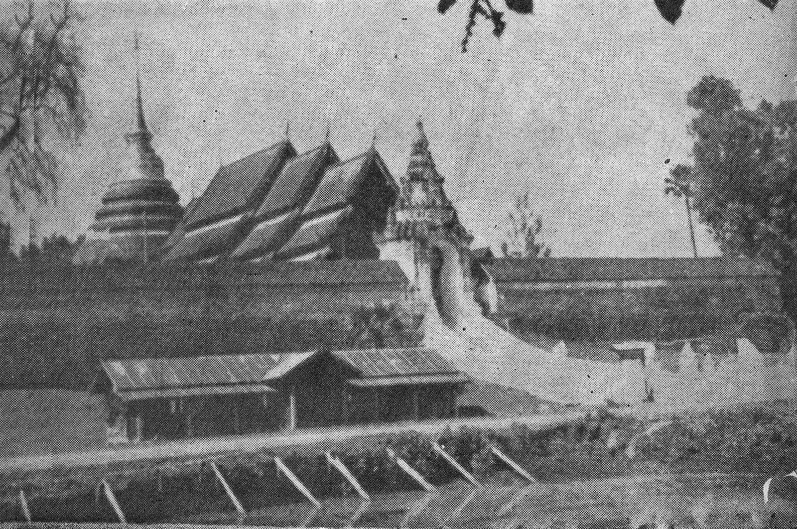 ภาพขาวดำทางเข้า วิหารและพระธาตุจากเอกสารตำนานพระธาตุลำปางหลวง พ.ศ.2516