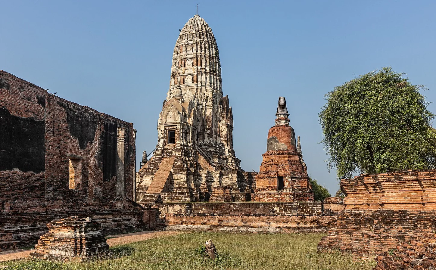 ผนังวิหารและปรางค์วัดราชบูรณะในพื้นที่โบราณสถาน