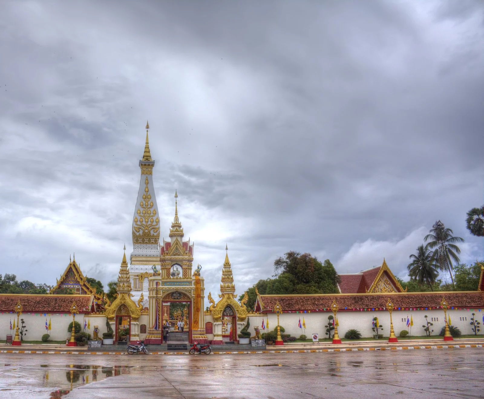 องค์พระธาตุพนมและลานด้านหน้า จังหวัดนครพนม