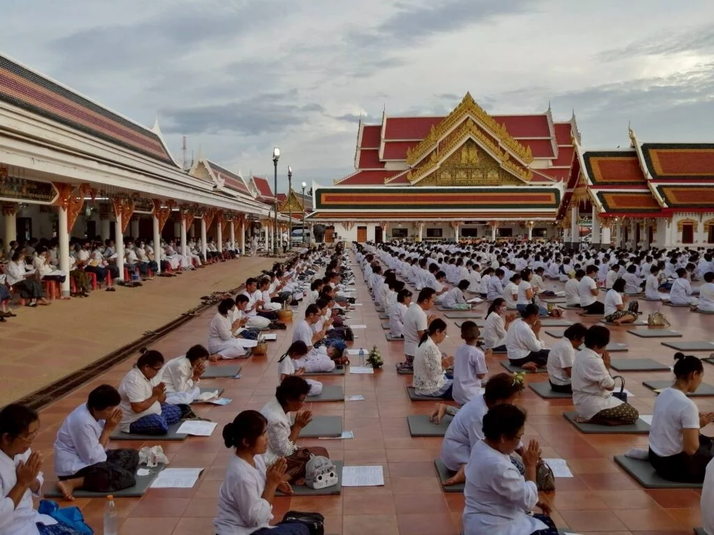 แนวรอยต่อพื้นกระเบื้องฮาลองกับผู้ร่วมพิธีบริเวณลานพระธาตุเชิงชุม
