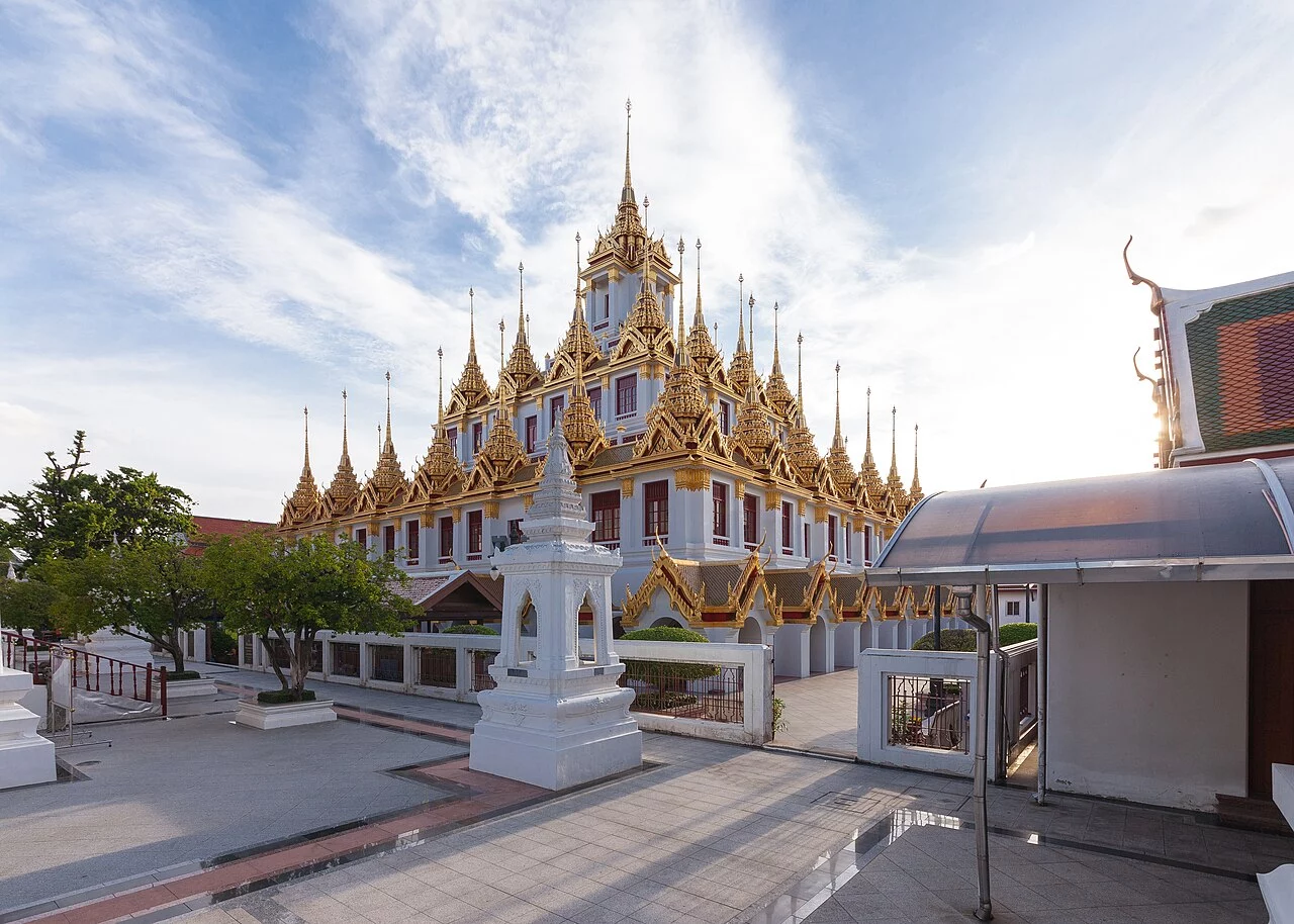 โลหะปราสาท วัดราชนัดดาราม กรุงเทพมหานคร เห็นยอดลดหลั่น