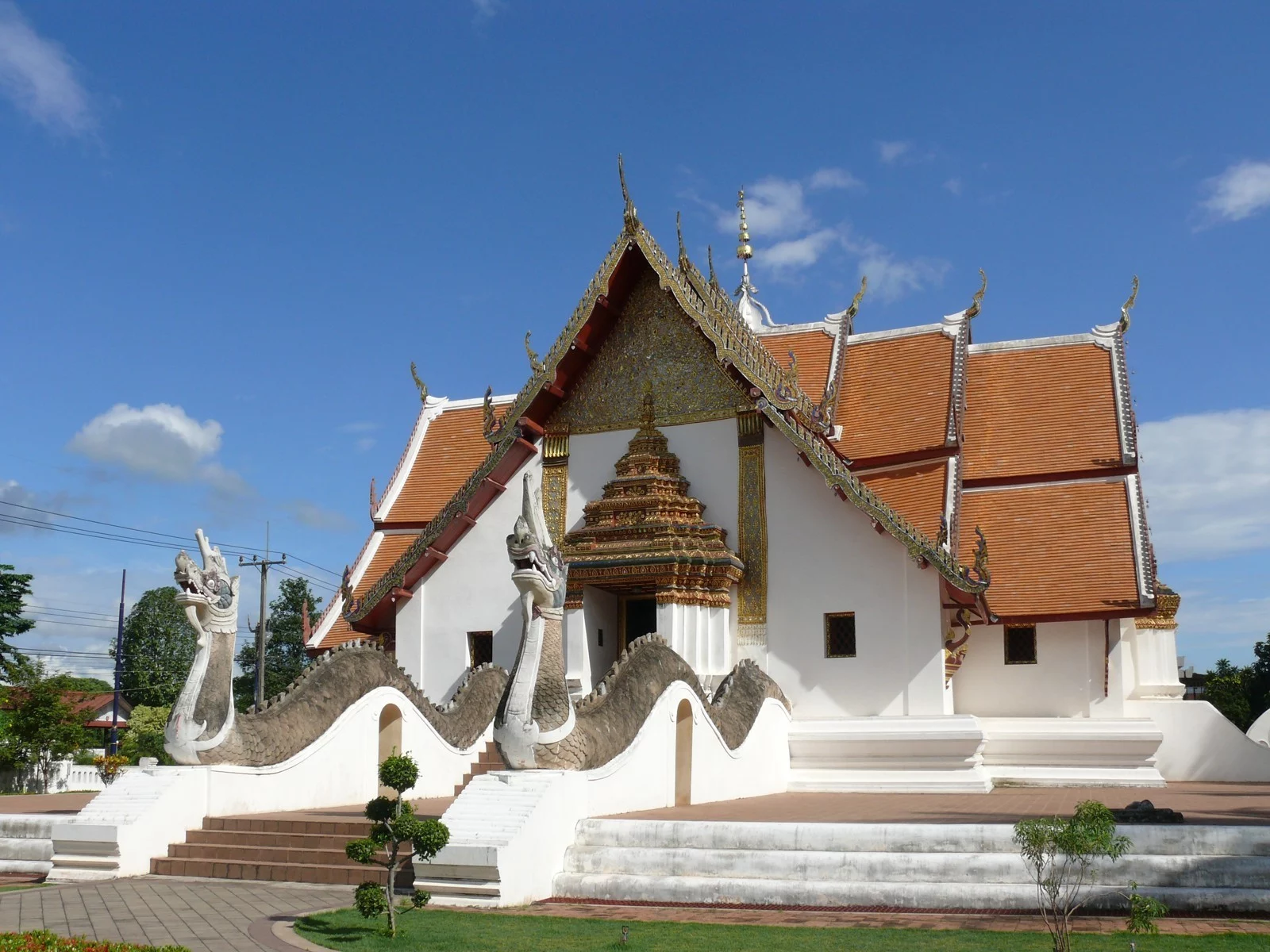 อาคารจัตุรมุขวัดภูมินทร์ จังหวัดน่าน พร้อมแนวหลังคาและทางเข้า