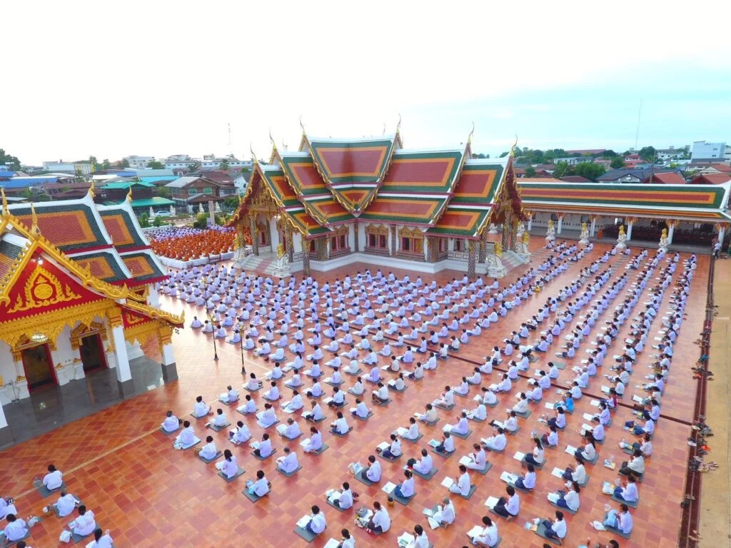 พื้นลานกระเบื้องฮาลอง 12×12 นิ้ว สีไลต์เรดกับผู้ร่วมพิธี