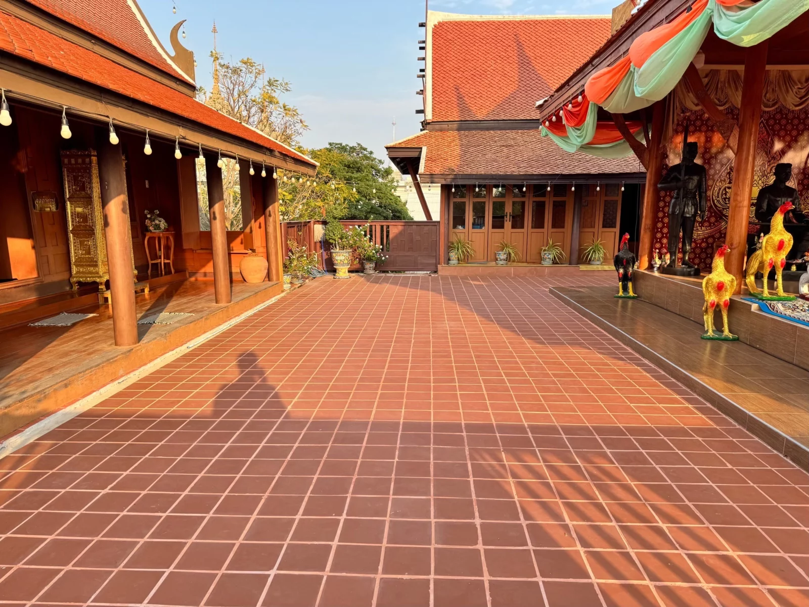 แสงแดดและเงาชายคาช่วยให้สีและแนวรอยต่อมีมิติ