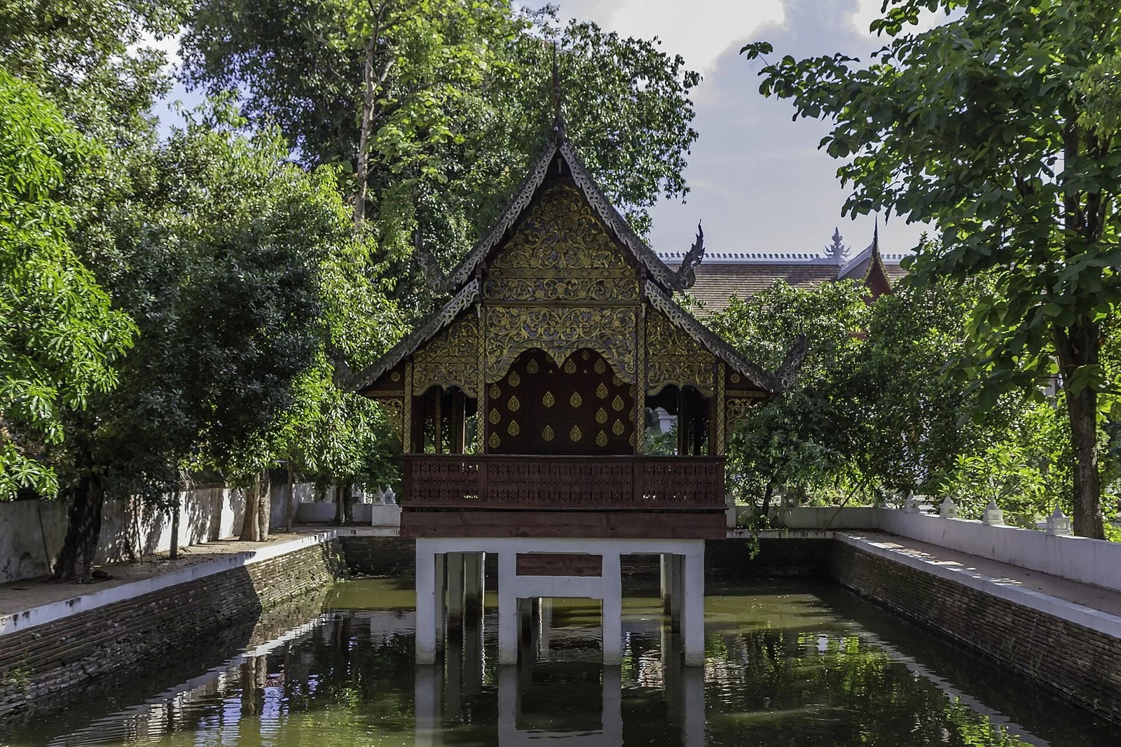 หอไตรกลางน้ำวัดเชียงมั่น เมืองเชียงใหม่ ในภาพถ่ายจริง