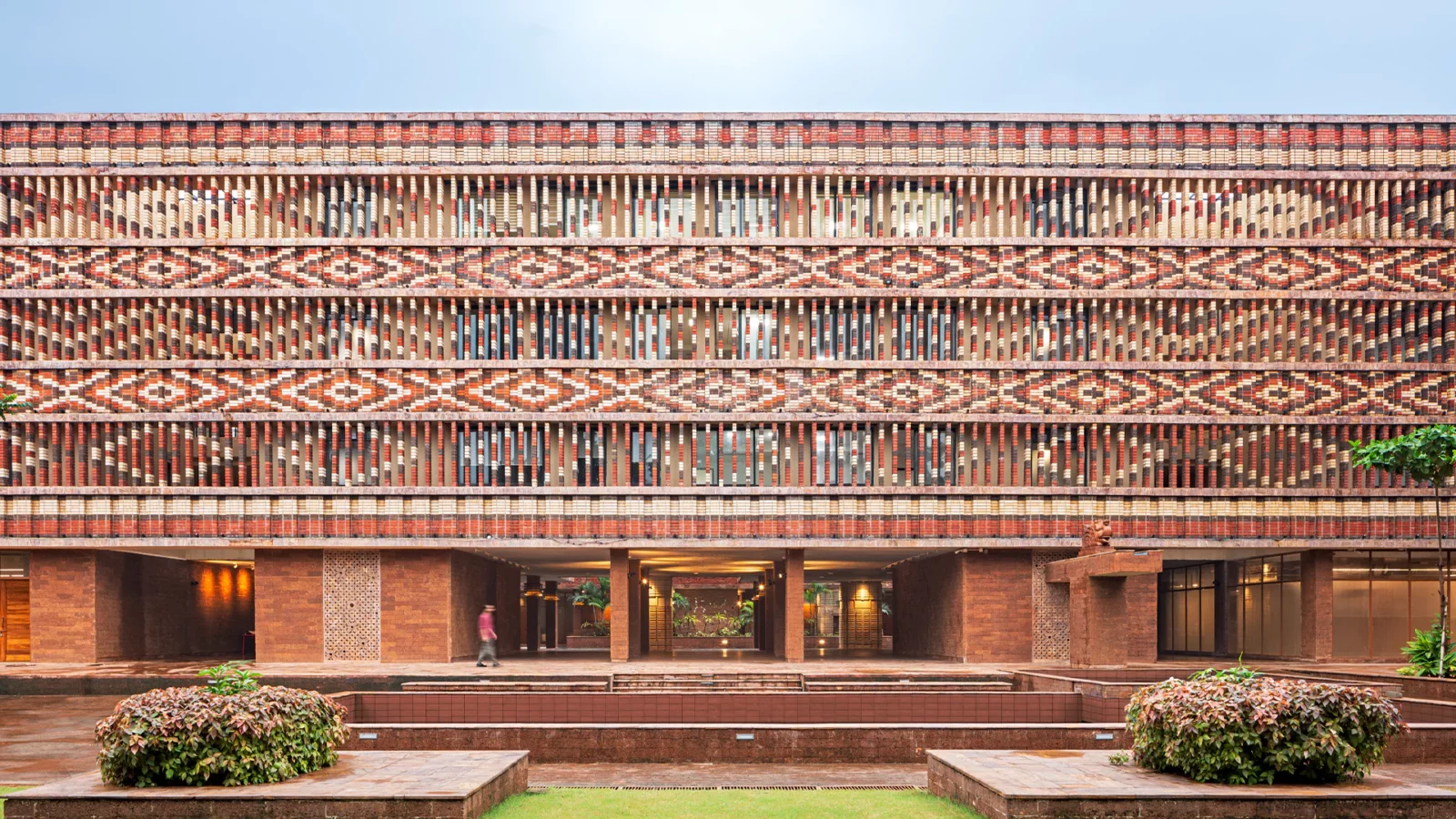 ภาพสีอาคารจริง Krushi Bhawan ใน Bhubaneswar แผงอิฐบังแดดและลายฟาซาด จากเว็บไซต์ Studio Lotus