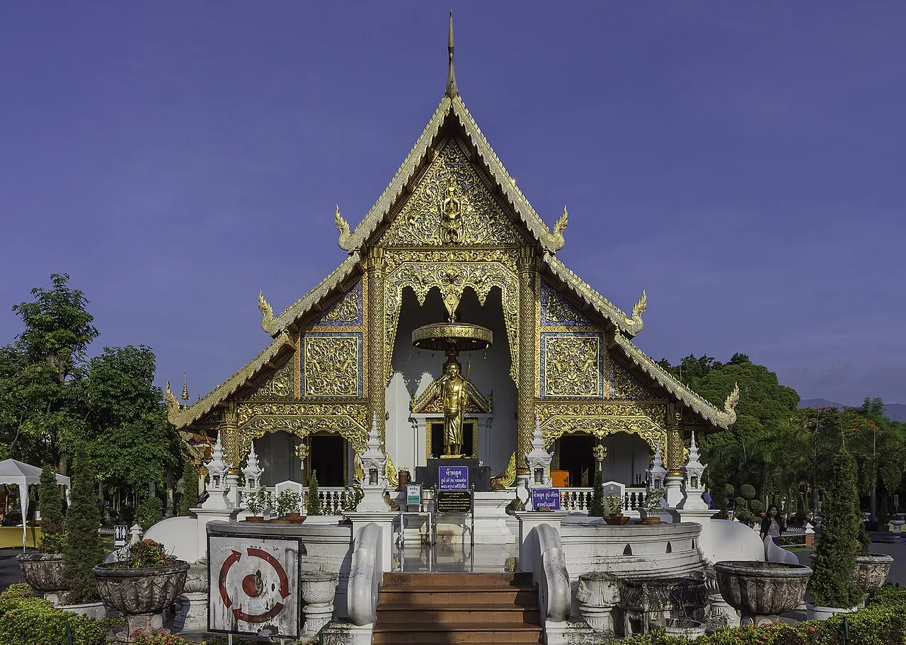 วิหารวัดพระสิงห์ เชียงใหม่ มุมหน้าตรง เห็นหน้าบันและกรอบหลังคา