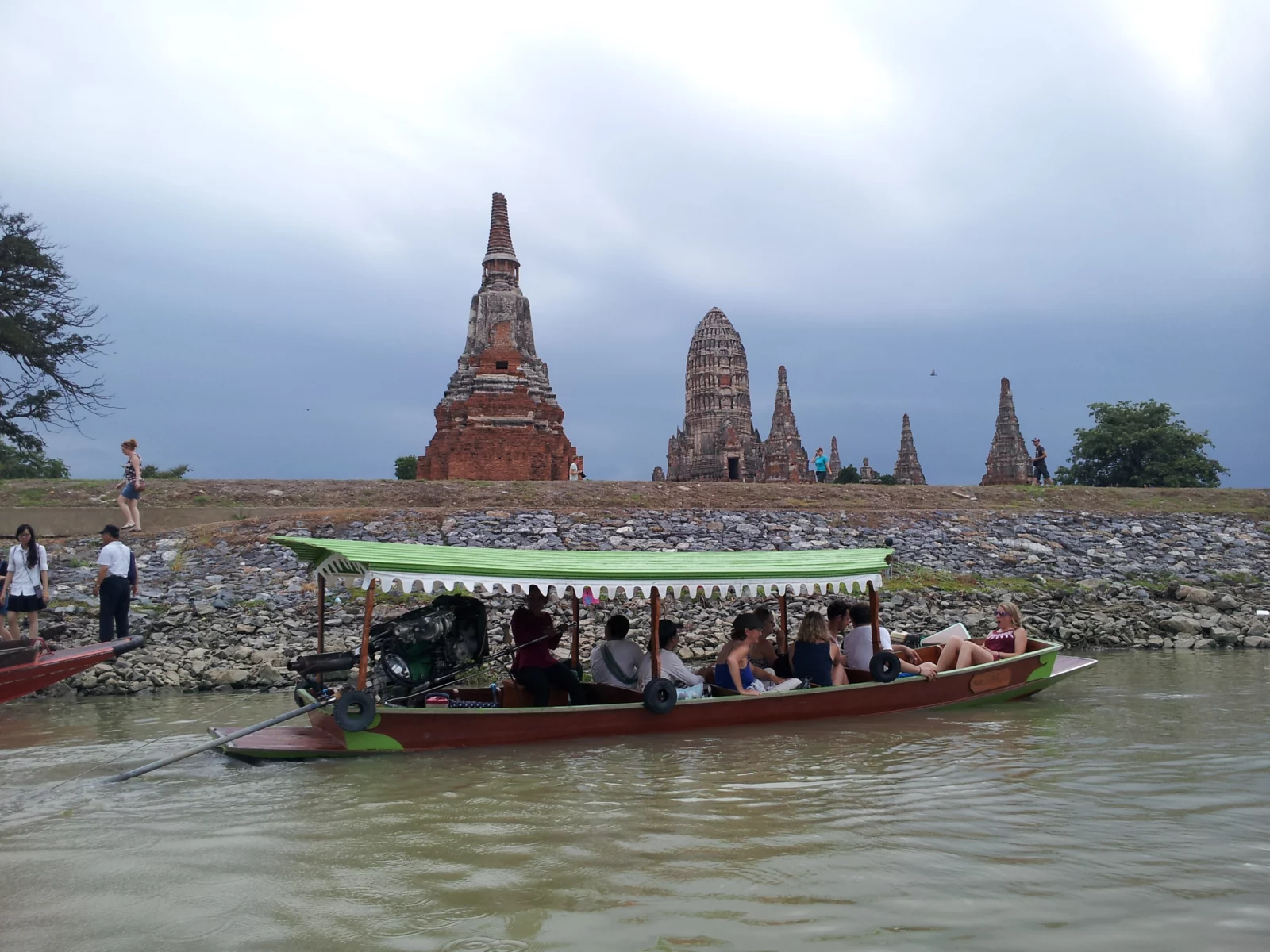วัดไชยวัฒนารามมองจากแม่น้ำ เห็นฐานและองค์ปรางค์