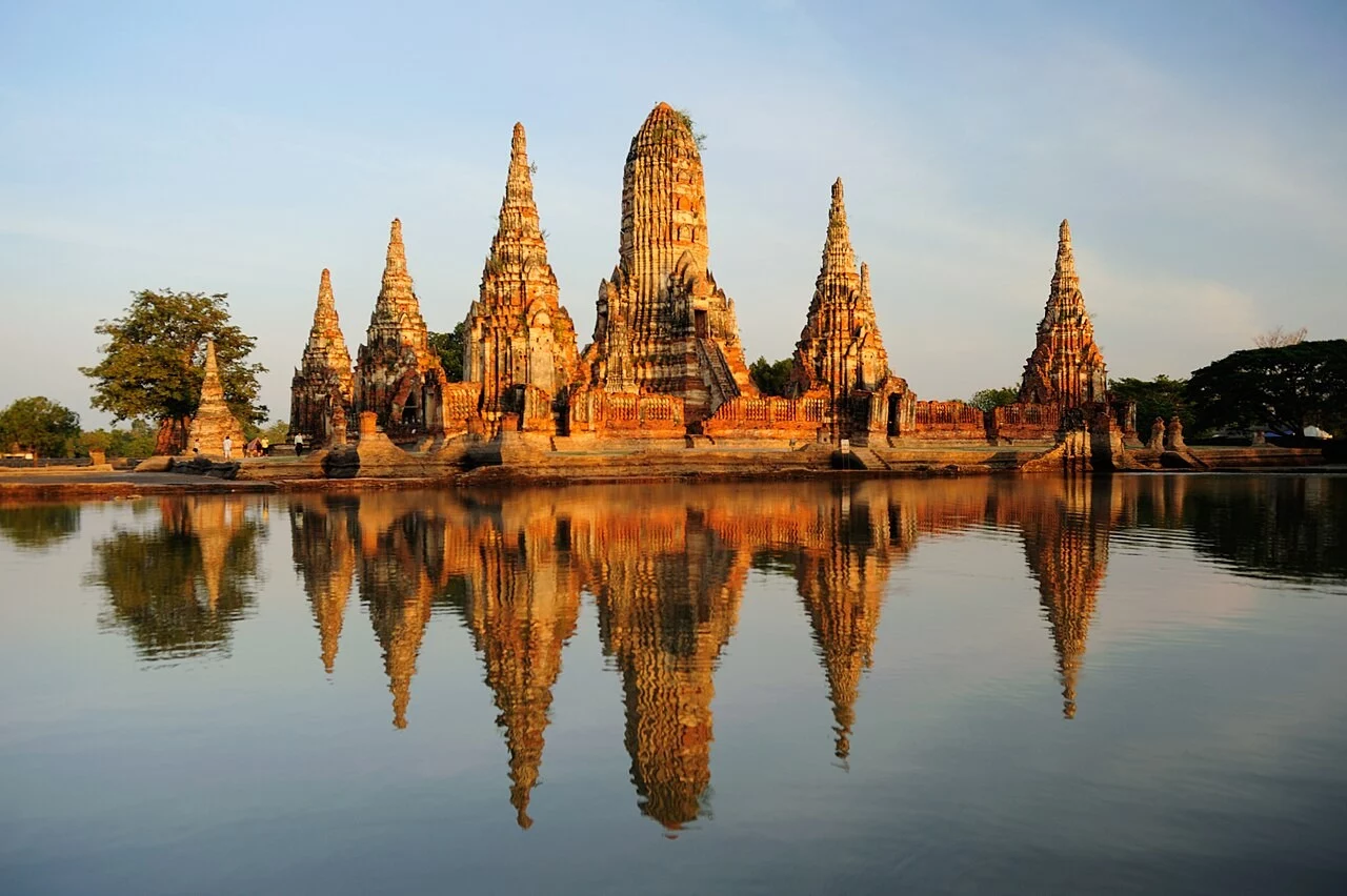 วัดไชยวัฒนารามกับน้ำท่วมในภาพบันทึกปี 2554 โดยเกริกชัย อินทร์ปอ