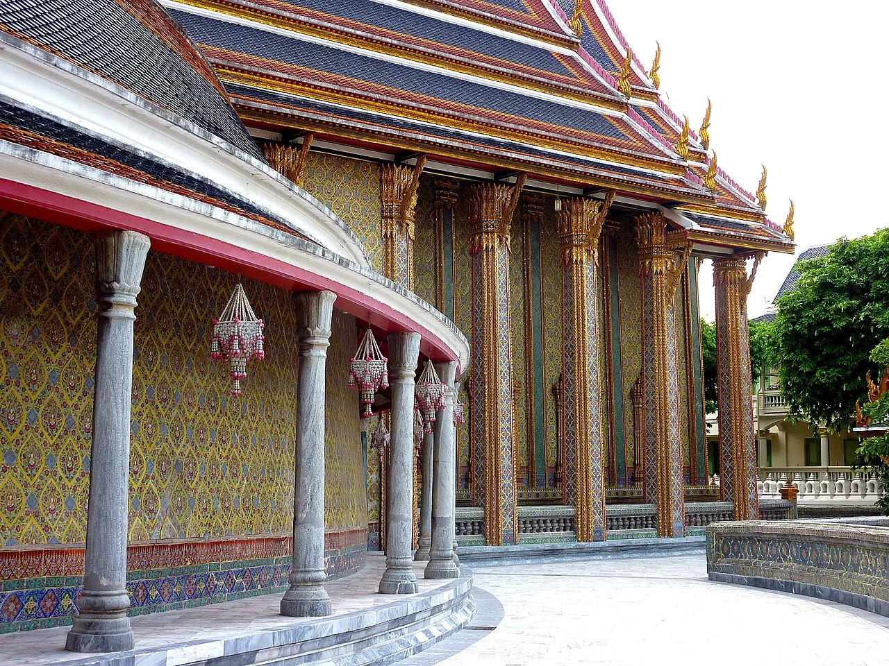 แนวหลังคาพระอุโบสถวัดราชบพิธ และอาคารข้างเคียงในมุมเฉียง