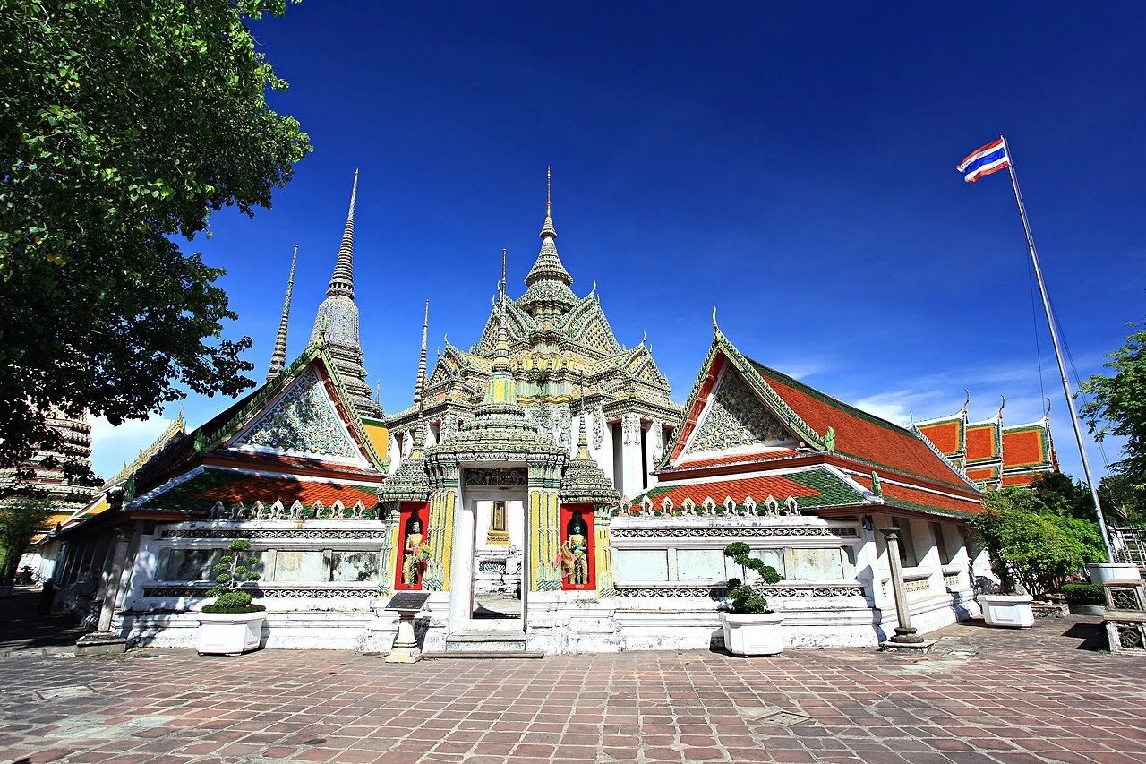 ซุ้มทางเข้าและอาคารภายในวัดพระเชตุพนวิมลมังคลาราม