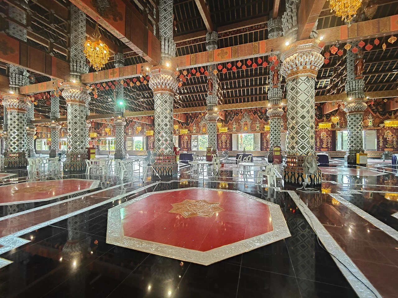 ภายในมหาวิหารวัดศรีดอนมูล เสาและงานตกแต่งรอบโถง