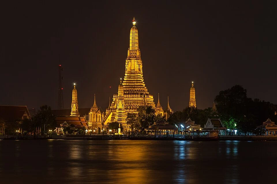 พระปรางค์วัดอรุณริมเจ้าพระยาที่เปิดไฟในเวลากลางคืน