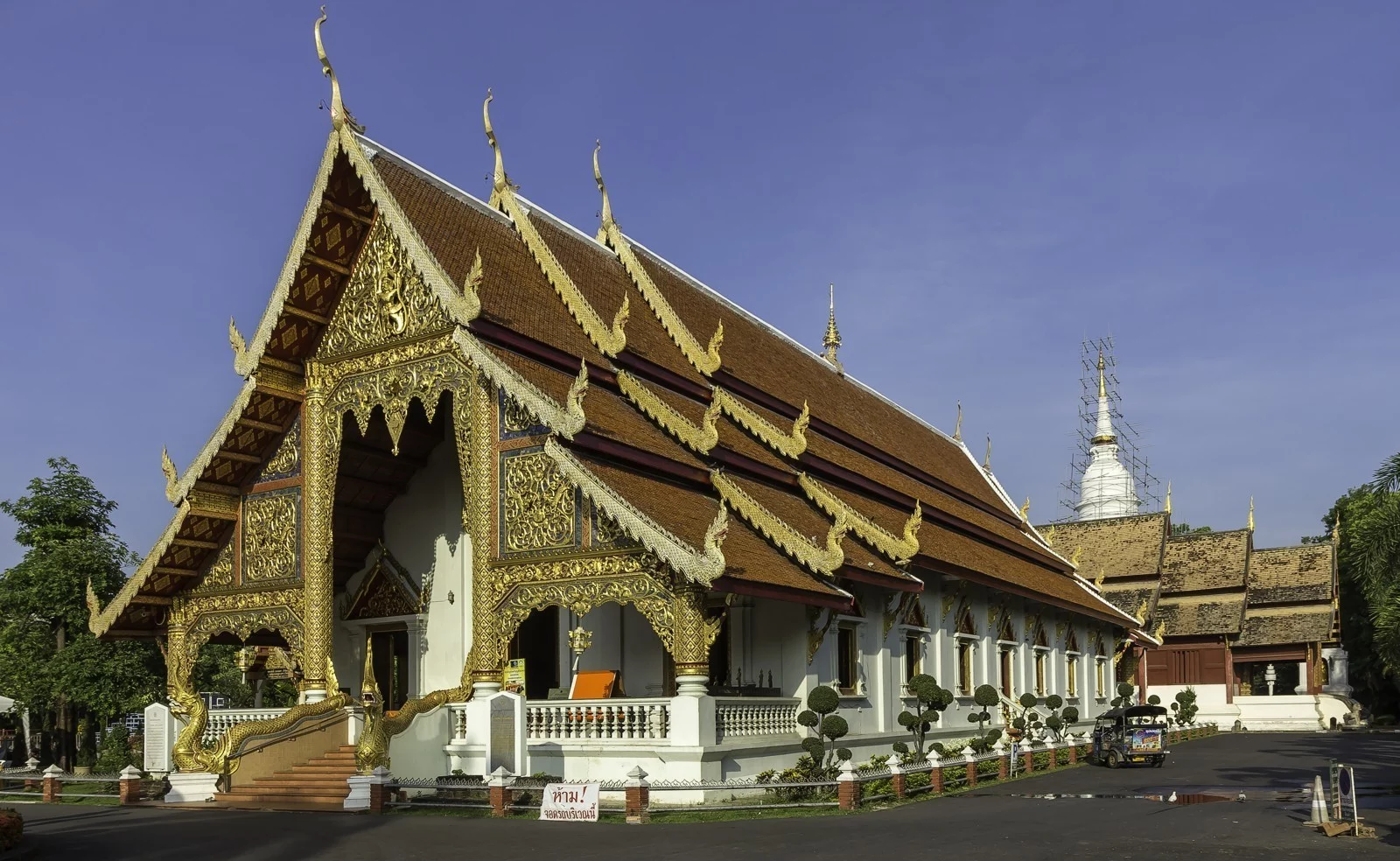 วิหารในวัดพระสิงห์ จังหวัดเชียงใหม่ แสดงจั่วและแนวหลังคาซ้อนชั้น