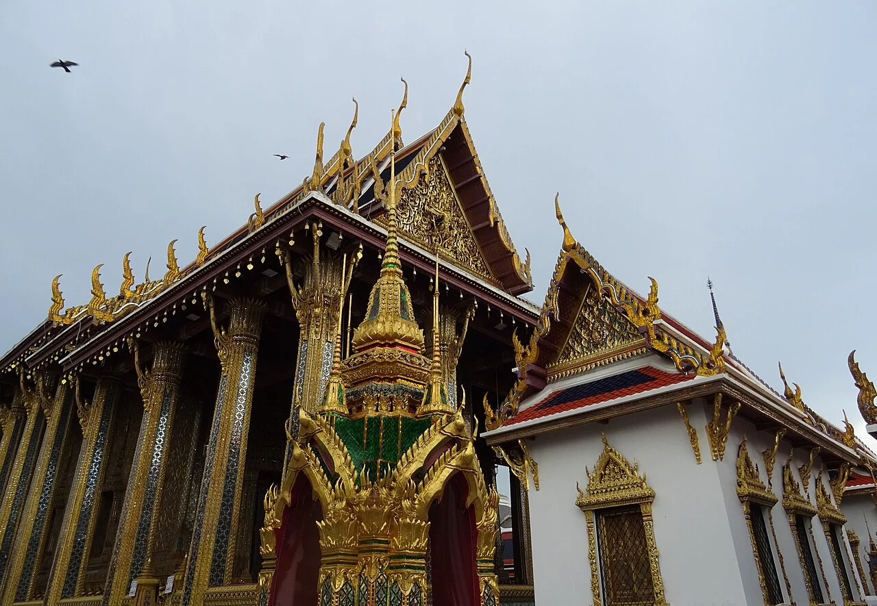 พระอุโบสถวัดพระศรีรัตนศาสดาราม กรุงเทพมหานคร เห็นช่อฟ้าและแนวหลังคาซ้อน